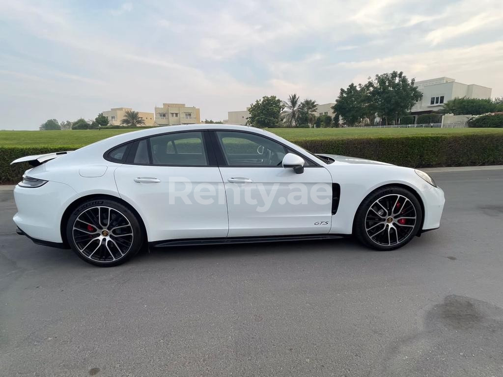 Blanc Porsche Panamera GTS en location à Abu-Dhabi 2