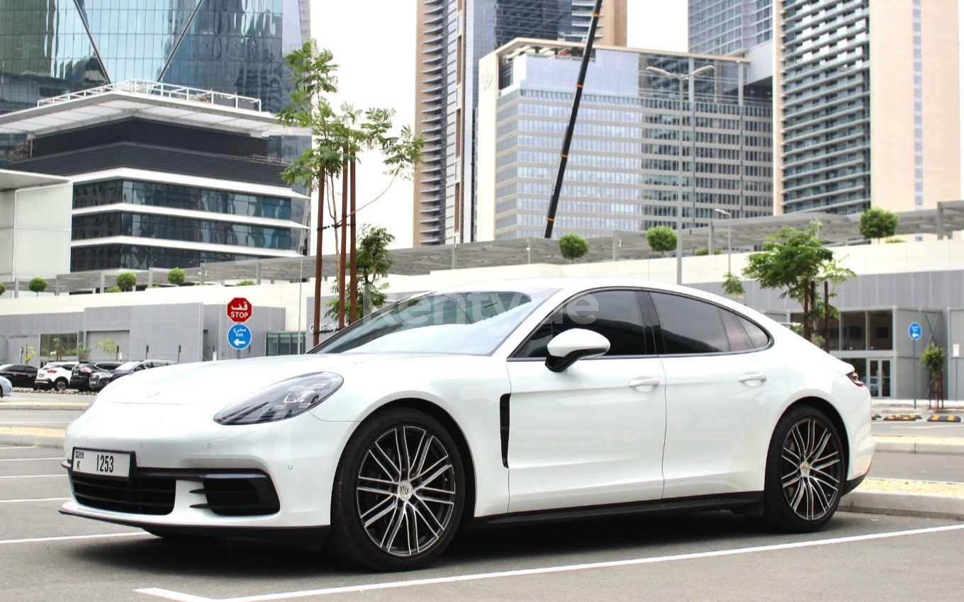 Blanco Porsche Panamera en alquiler en Dubai