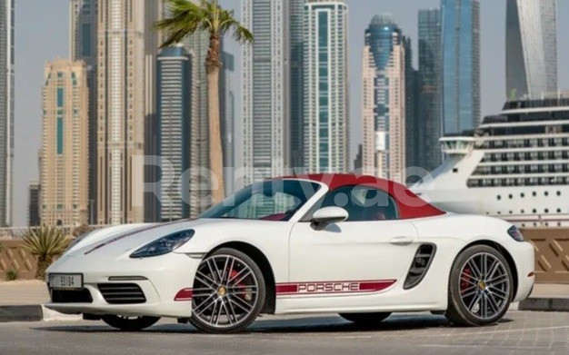 Blanc Porsche Boxster 718S en location à Dubai