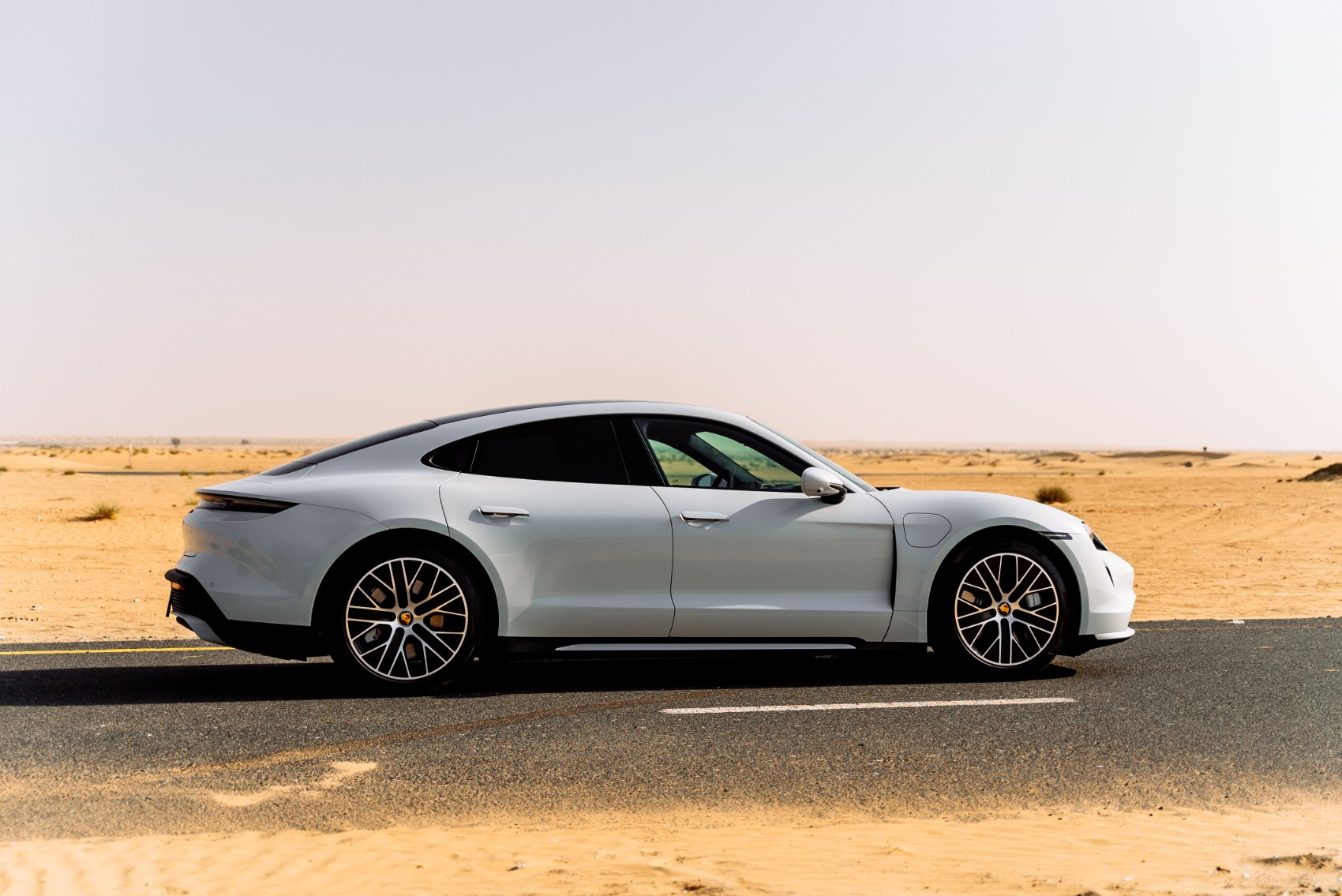 Blanc Porsche Taycan Turbo en location à Abu-Dhabi 1