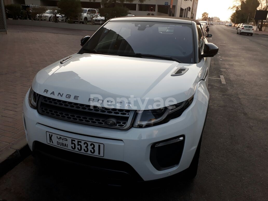 Blanc Range Rover Evoque en location à Sharjah 0