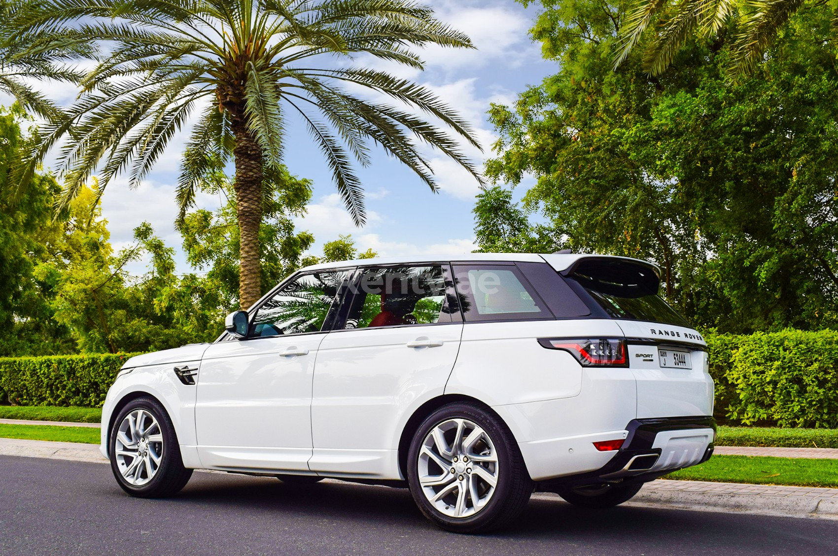 Blanco Range Rover Sport Autobiography en alquiler en Abu-Dhabi 4