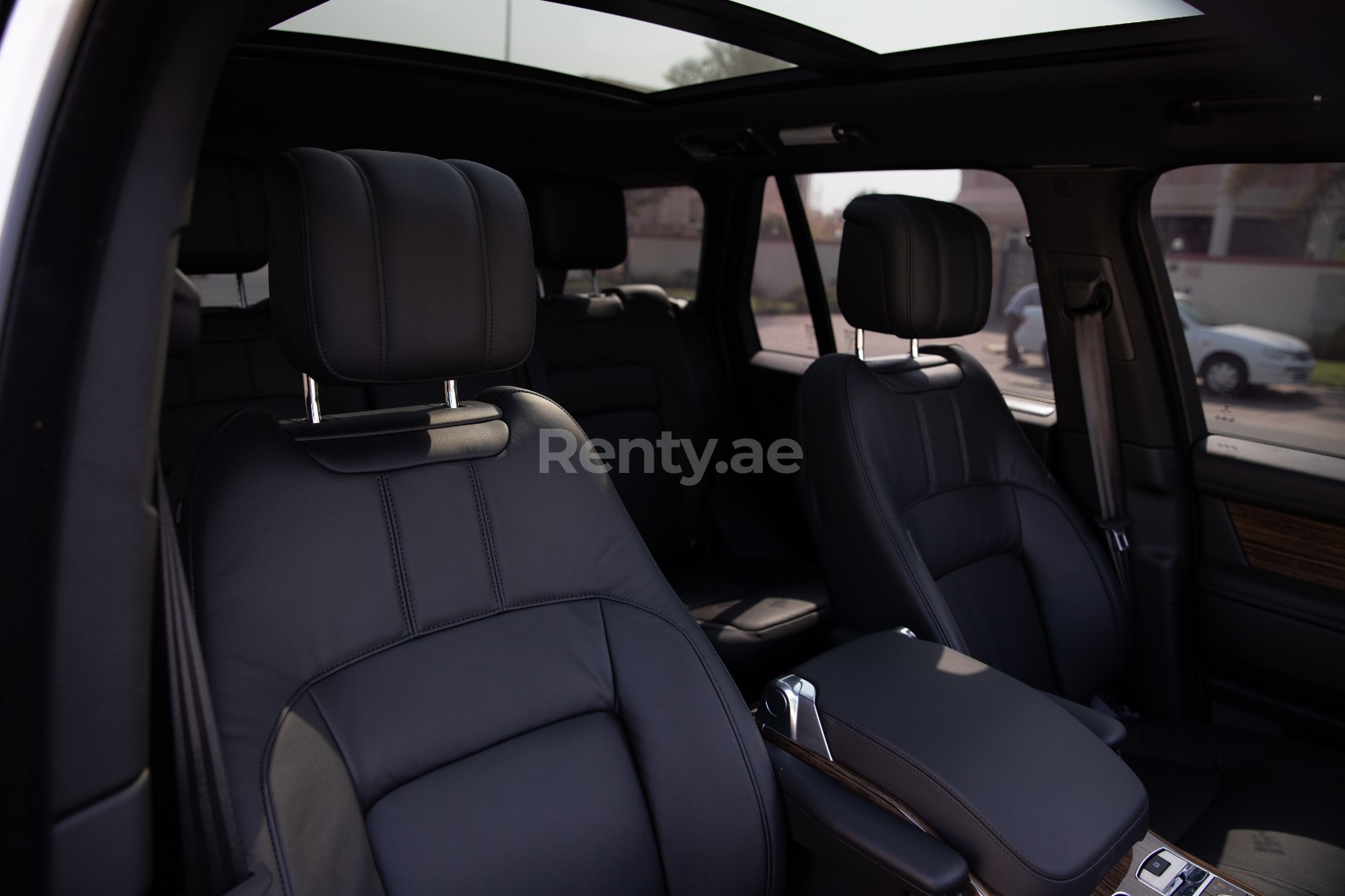 Белый Range Rover Vogue в аренду в Шарджа 0