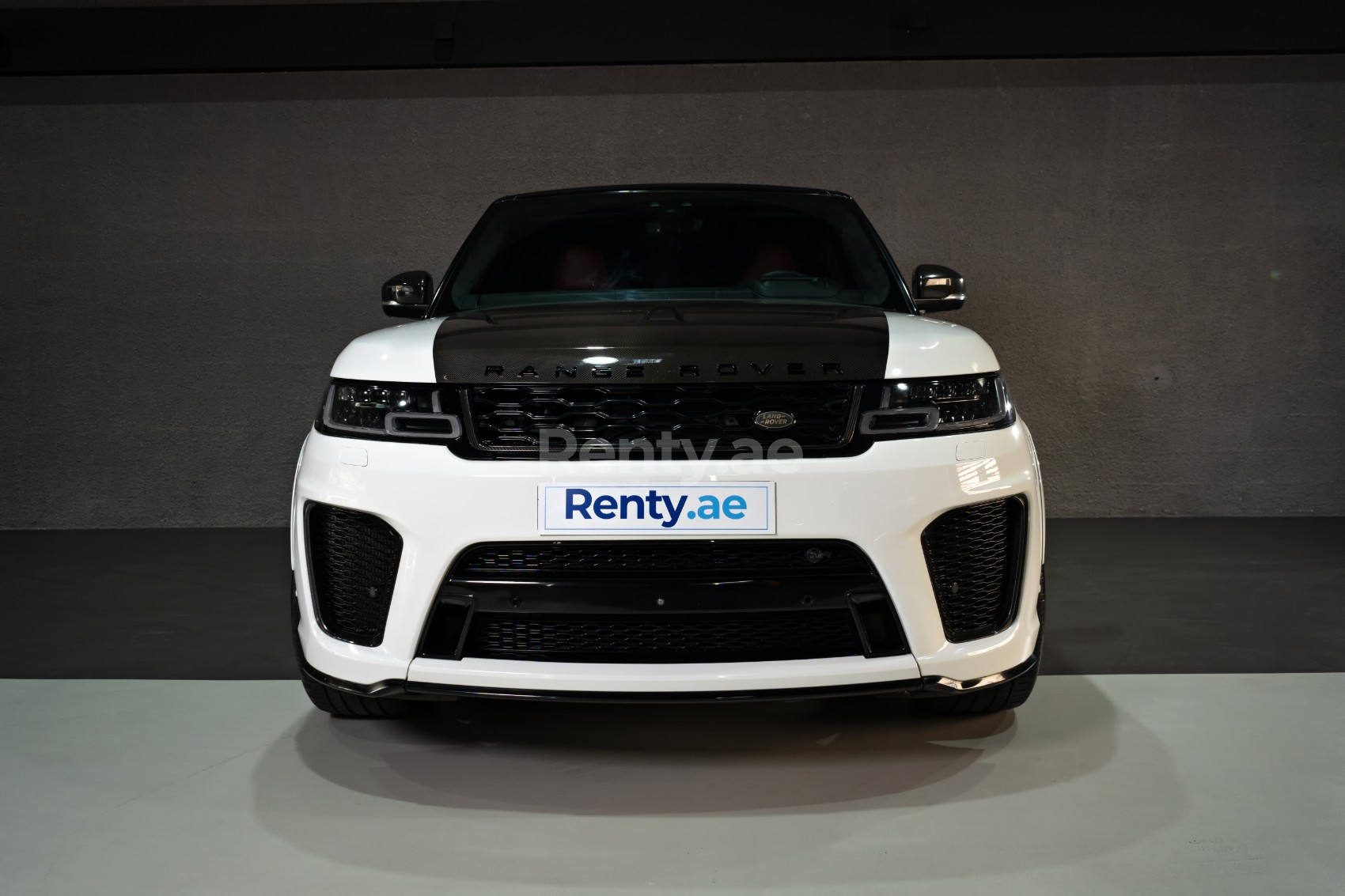 Blanco Range Rover Sport SVR en alquiler en Abu-Dhabi 0