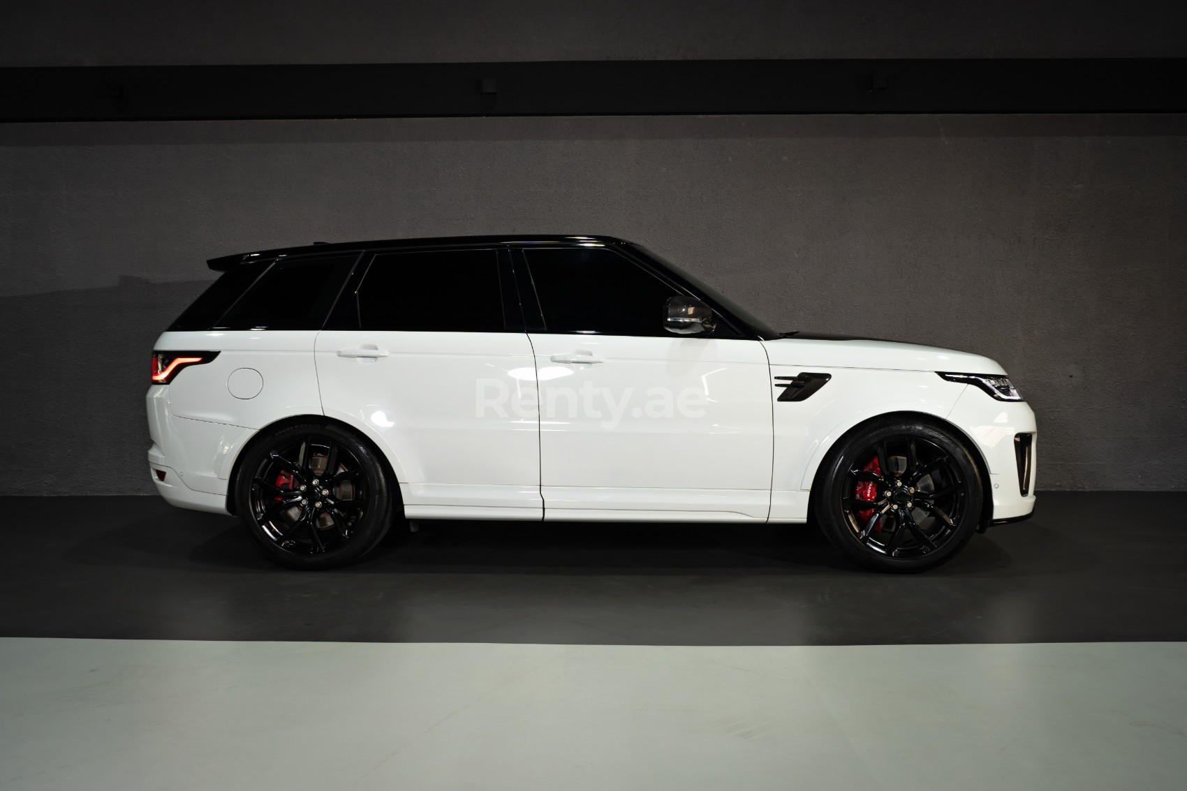 在沙迦租赁白色 Range Rover Sport SVR 2