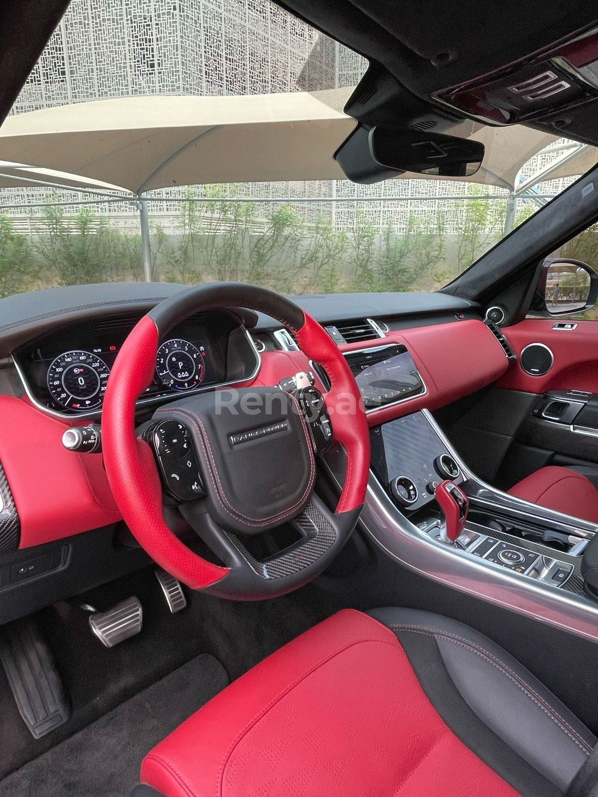 Bianca Range Rover Sport SVR in affitto a Sharjah 3