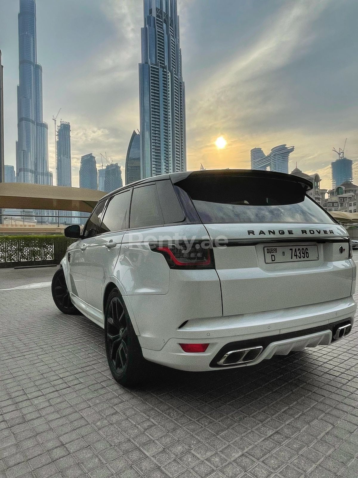 在沙迦租赁白色 Range Rover Sport SVR 4