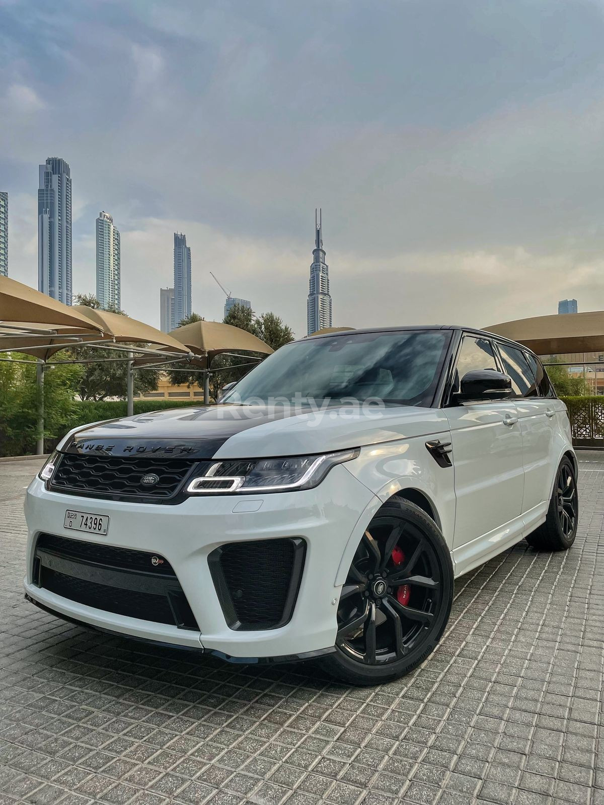 أبيض Range Rover Sport SVR للإيجار في الشارقة 6