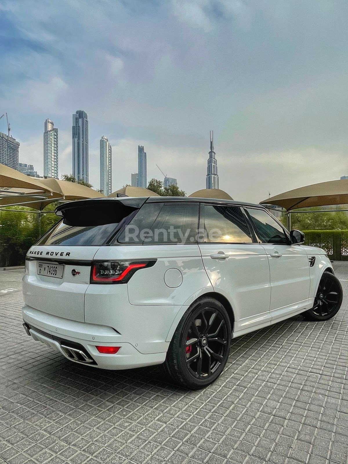 在阿布扎比租赁白色 Range Rover Sport SVR 7