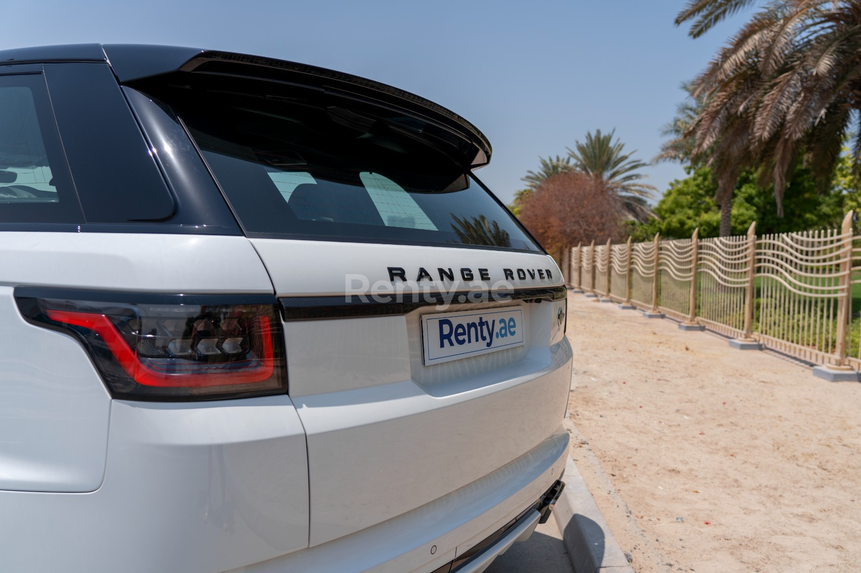 Blanco Range Rover Sport SVR en alquiler en Dubai 4