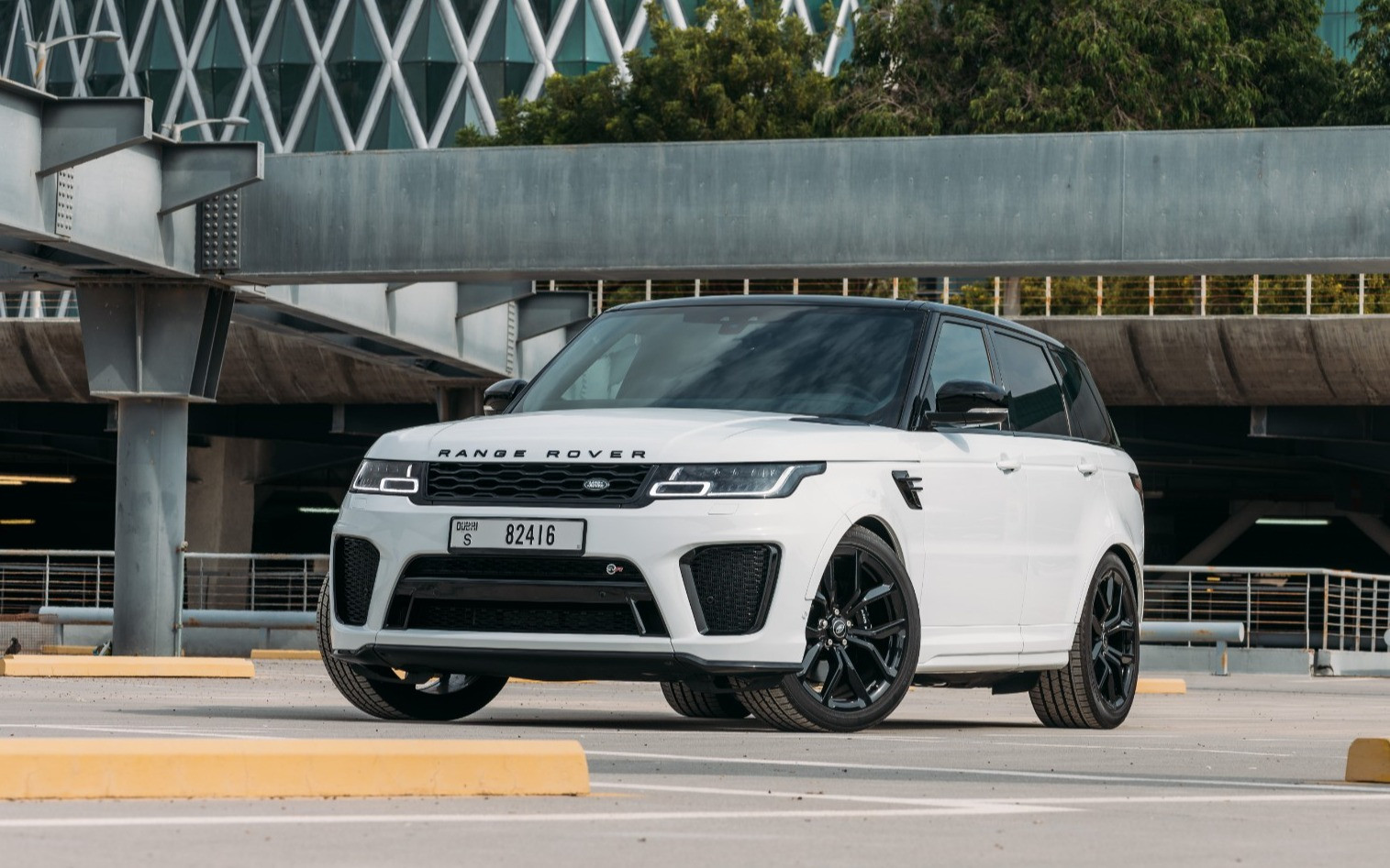 أبيض Range Rover Sport SVR للإيجار في دبي