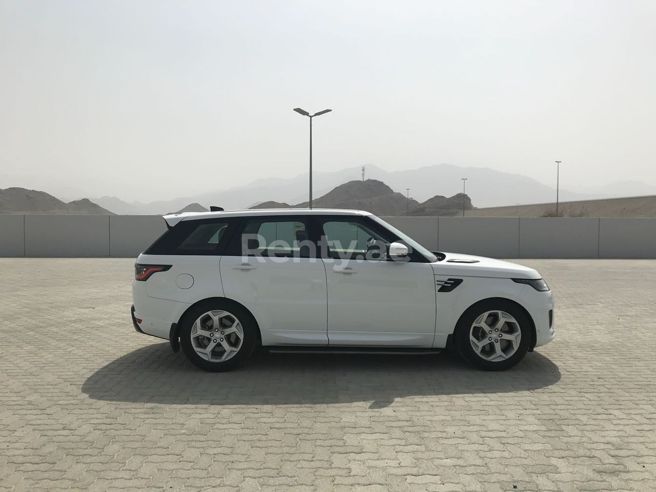 أبيض Range Rover Sport للإيجار في الشارقة 8