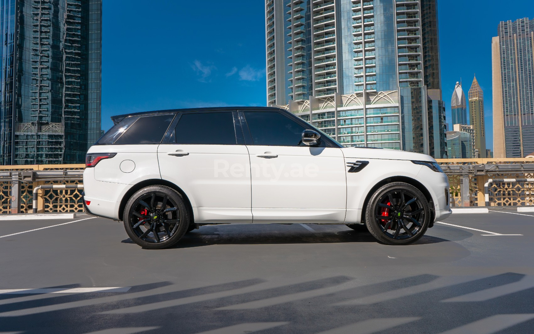 Blanc Range Rover Sport V8 en location à Dubai 1