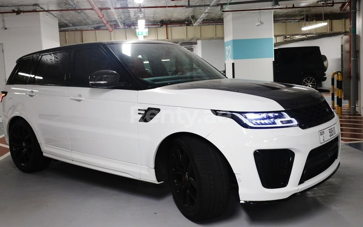 在迪拜租赁白色 Range Rover Sport SVR