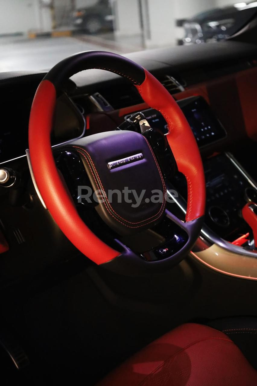 Blanco Range Rover Sport SVR en alquiler en Sharjah 1