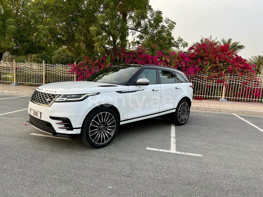 Blanc Range Rover Velar Dynamic en location à Dubai 0