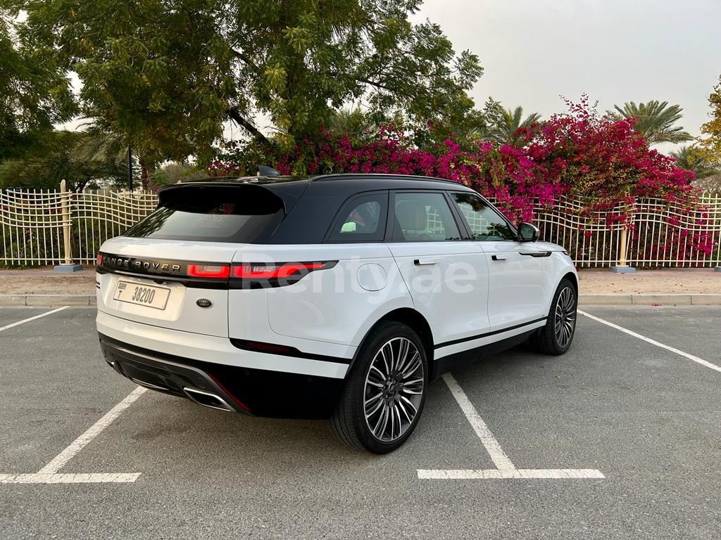 أبيض Range Rover Velar Dynamic للإيجار في أبو ظبي 2