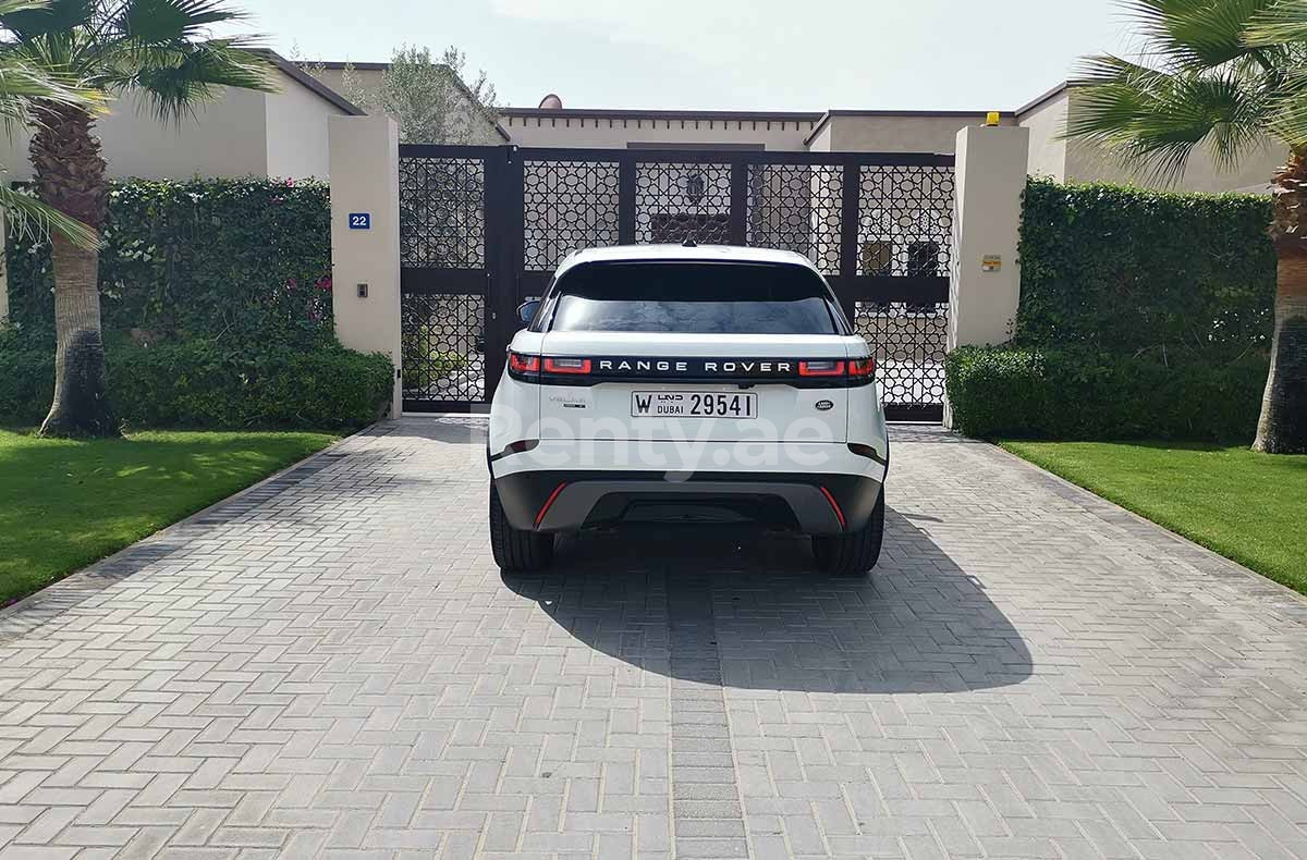 أبيض Range Rover Velar للإيجار في دبي 0