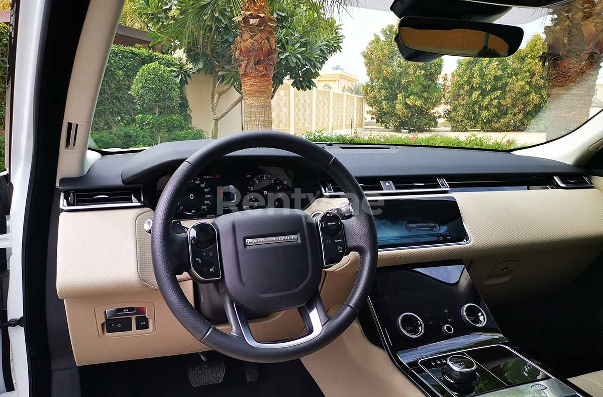 أبيض Range Rover Velar للإيجار في الشارقة 1