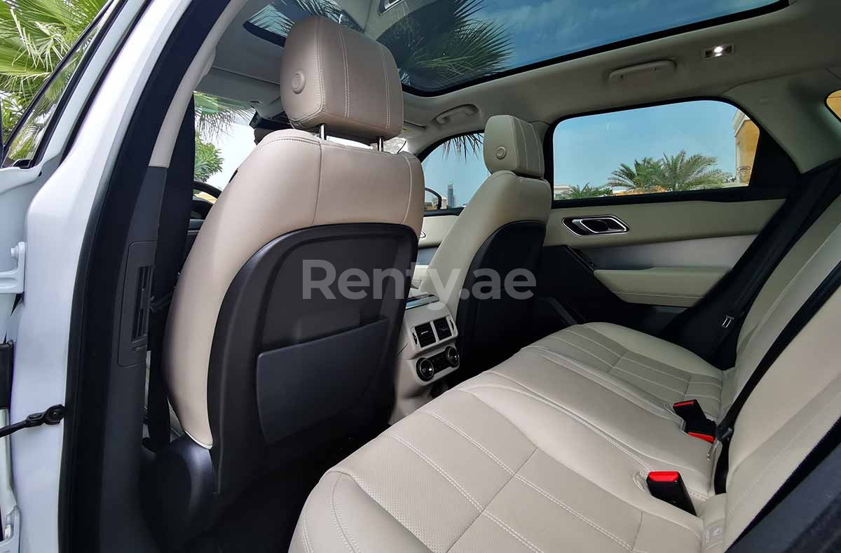 Blanco Range Rover Velar en alquiler en Abu-Dhabi 4