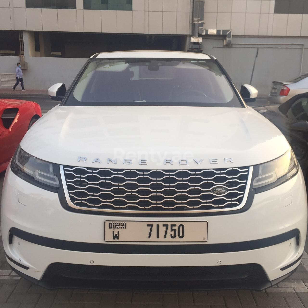 Bianca Range Rover Velar in affitto a Abu-Dhabi 4