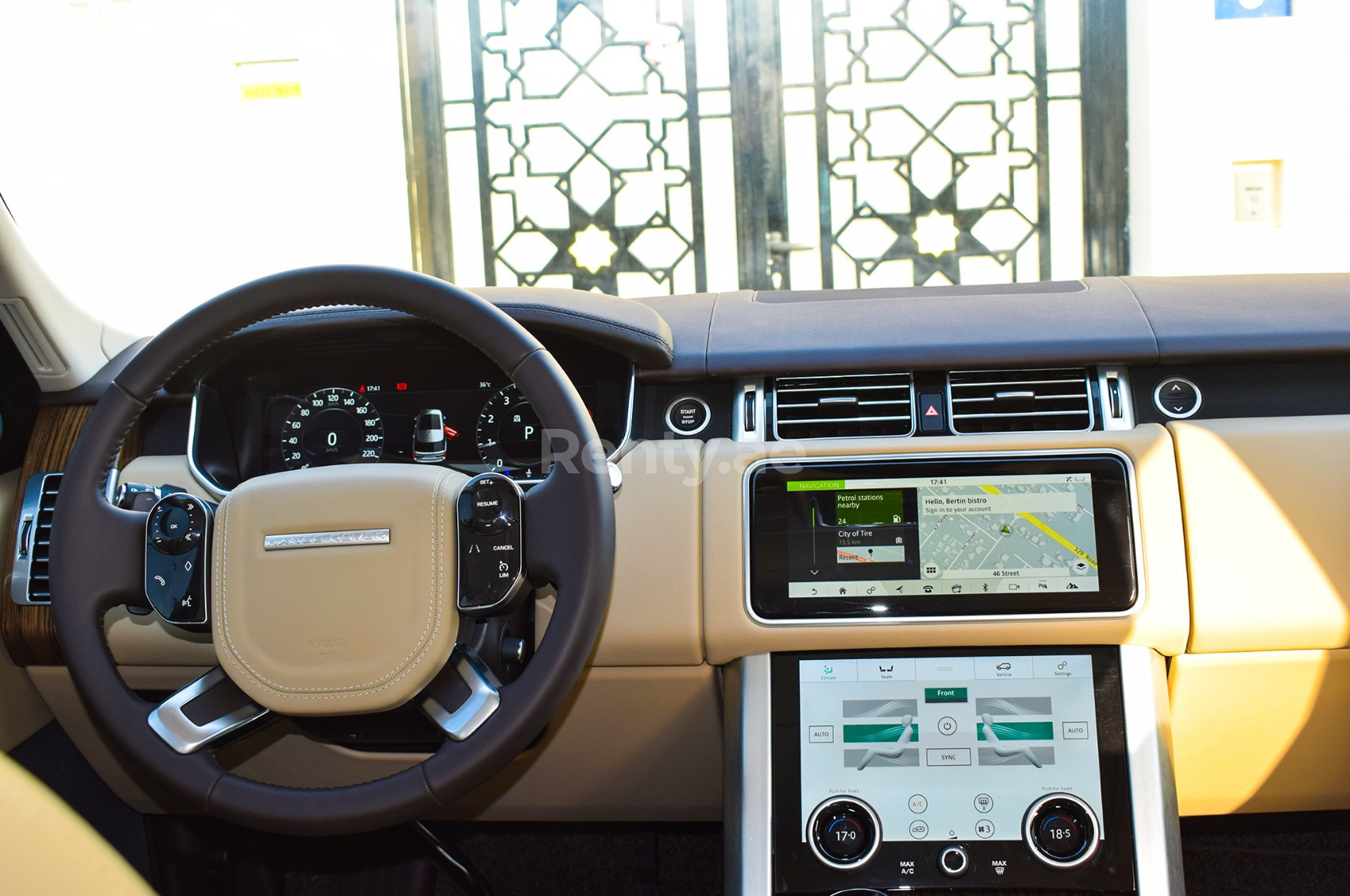 Weiß Range Rover Vogue Autobiography zur Miete in Sharjah 2