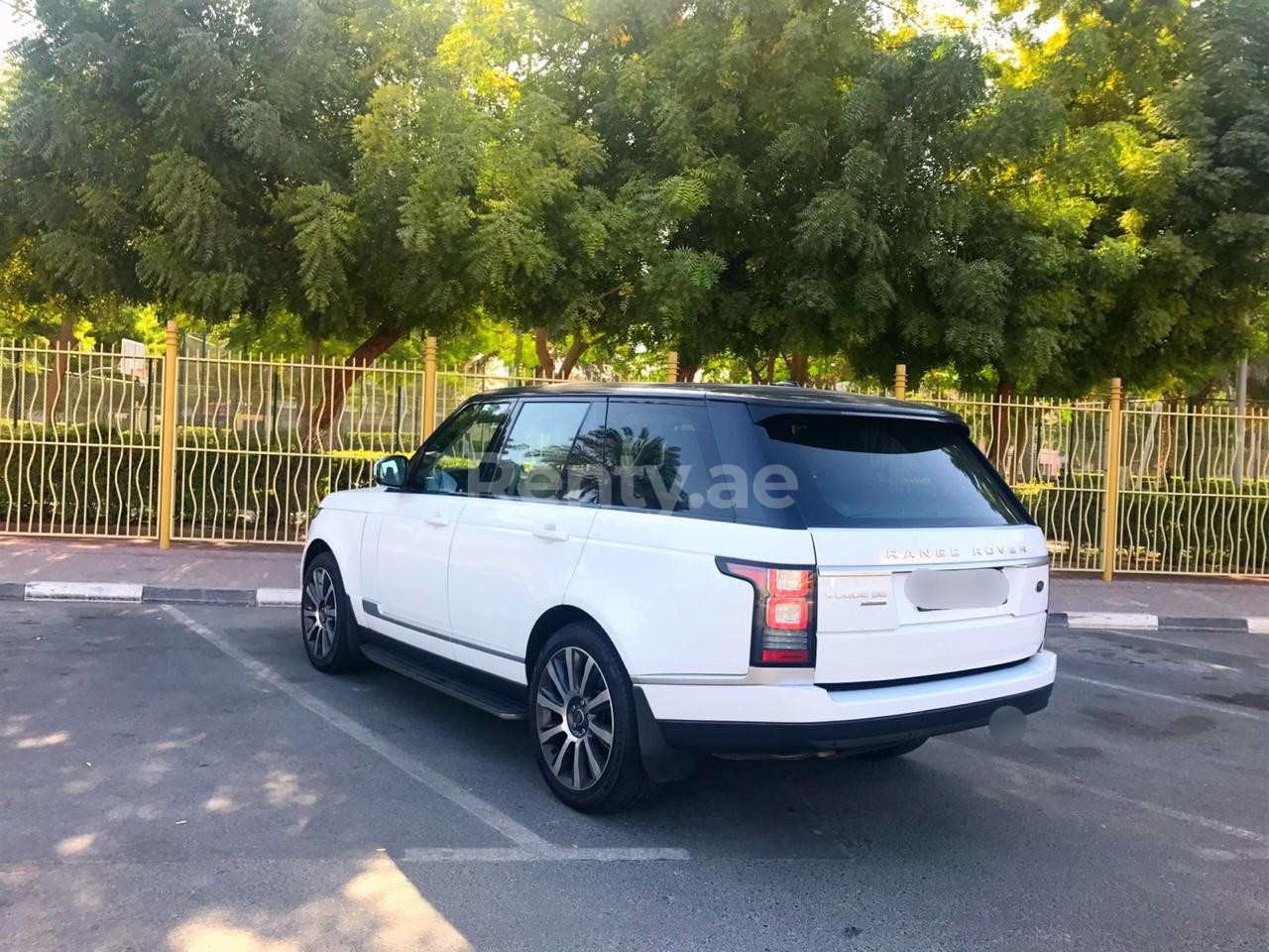 White Range Rover Vogue for rent in Abu-Dhabi 2