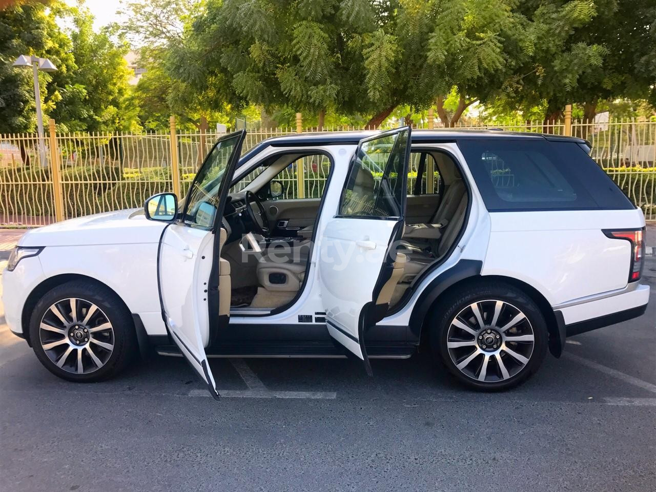 Blanco Range Rover Vogue en alquiler en Sharjah 4