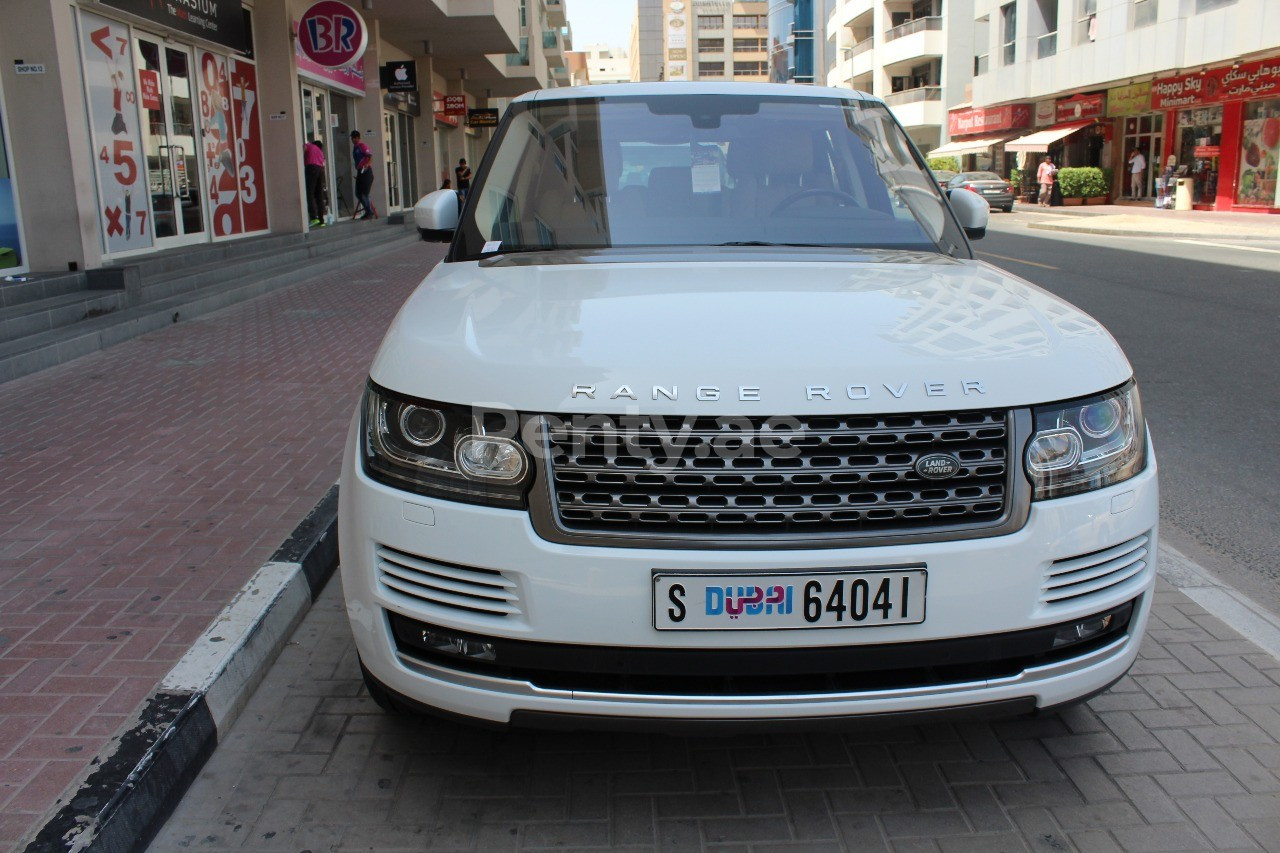 Weiß Range Rover Vogue zur Miete in Abu-Dhabi 6