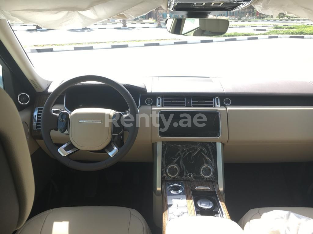 Weiß Range Rover Vogue zur Miete in Abu-Dhabi 1