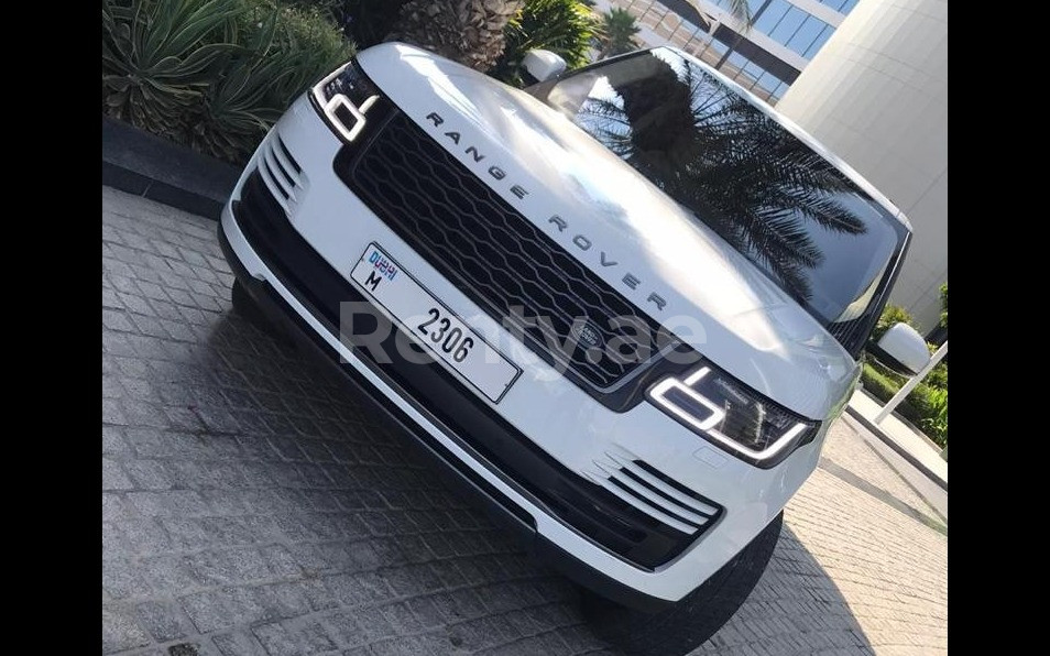 White Range Rover Vogue for rent in Dubai