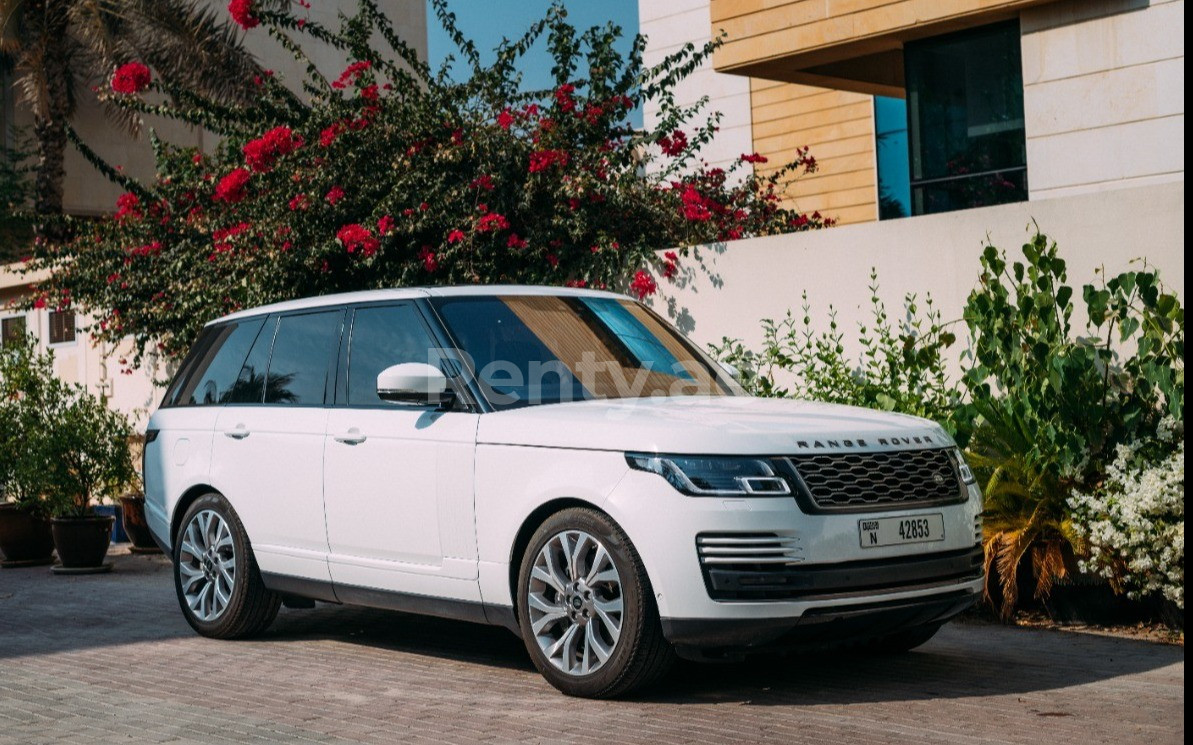 Blanco Range Rover Vogue en alquiler en Dubai