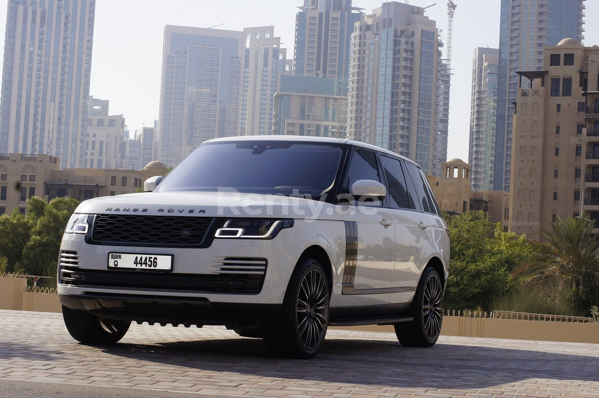 Blanco Range Rover Vogue en alquiler en Sharjah 0