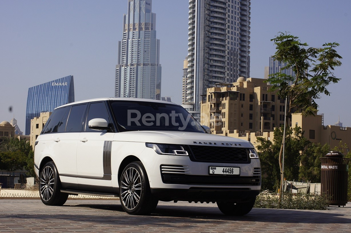 Blanc Range Rover Vogue en location à Abu-Dhabi 1