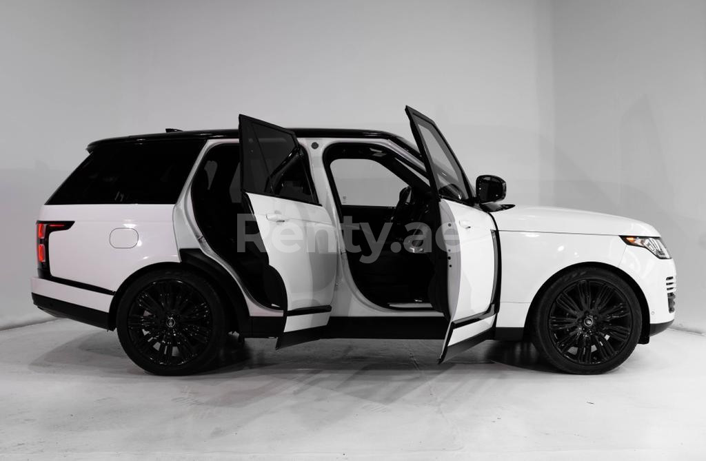 Weiß Range Rover Vogue zur Miete in Sharjah 1