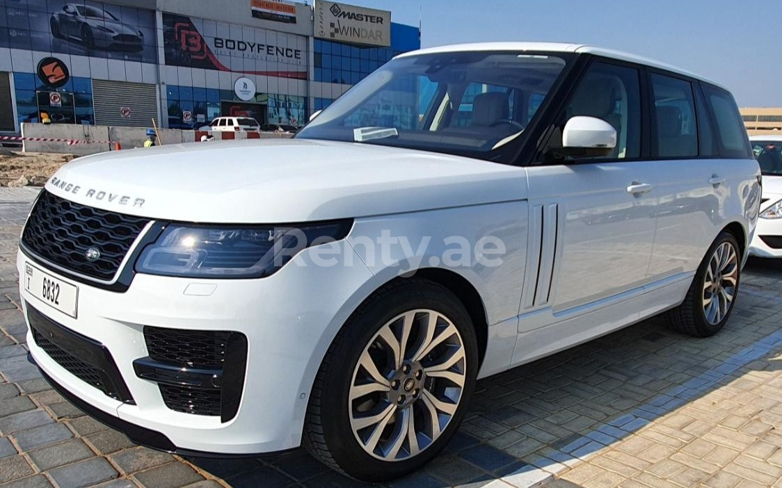 White Range Rover Vogue for rent in Abu-Dhabi