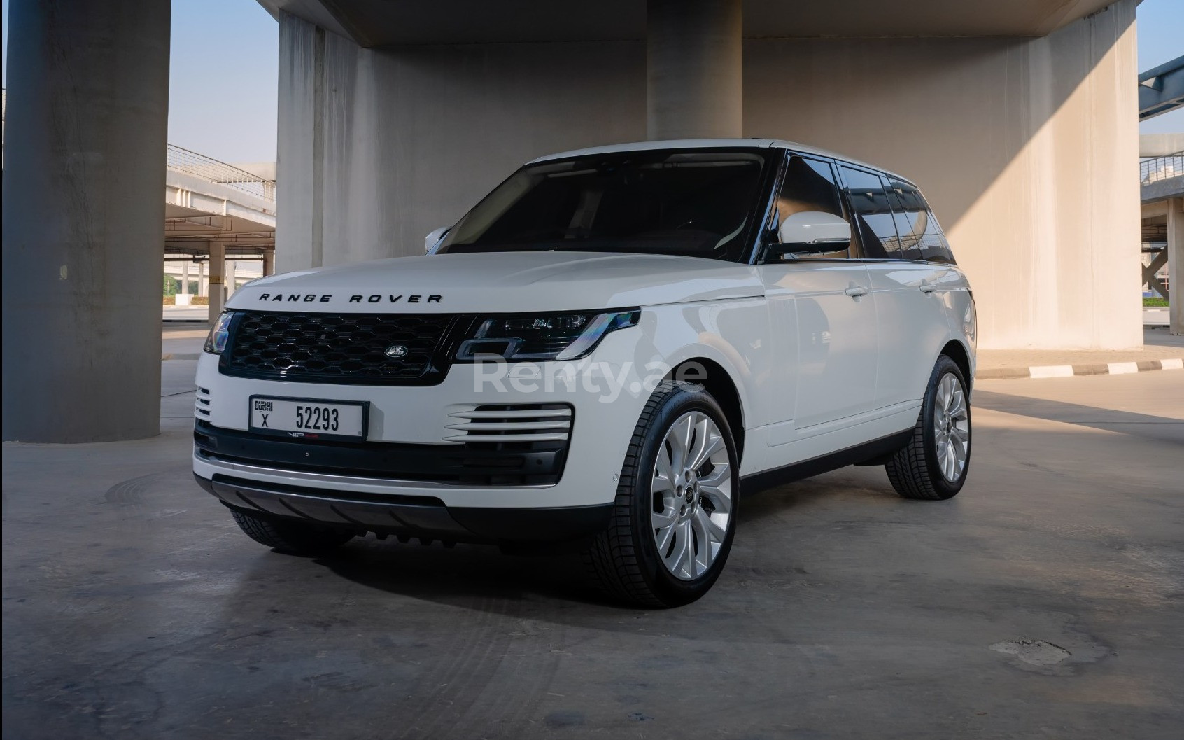 White Range Rover Vogue for rent in Sharjah