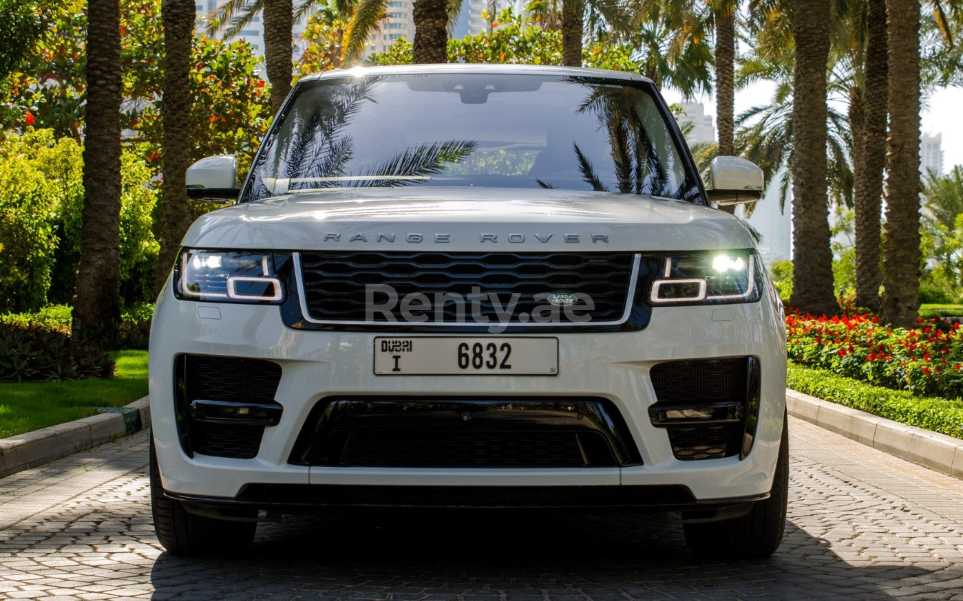 White Range Rover Vogue for rent in Abu-Dhabi