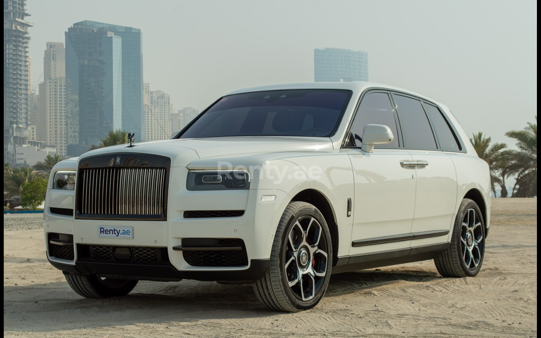 Blanc Rolls Royce Cullinan Black Badge en location à Dubai