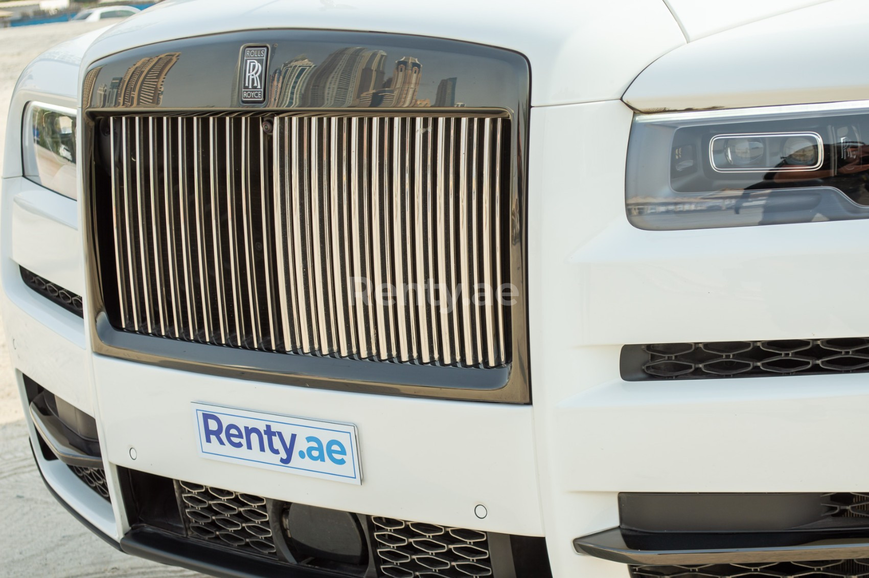 Blanc Rolls Royce Cullinan Black Badge en location à Abu-Dhabi 4