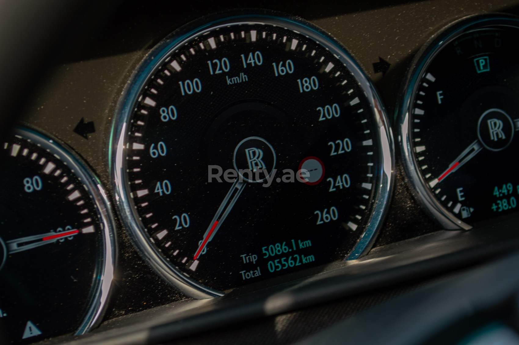 Blanc Rolls Royce Cullinan Black Badge en location à Abu-Dhabi 5