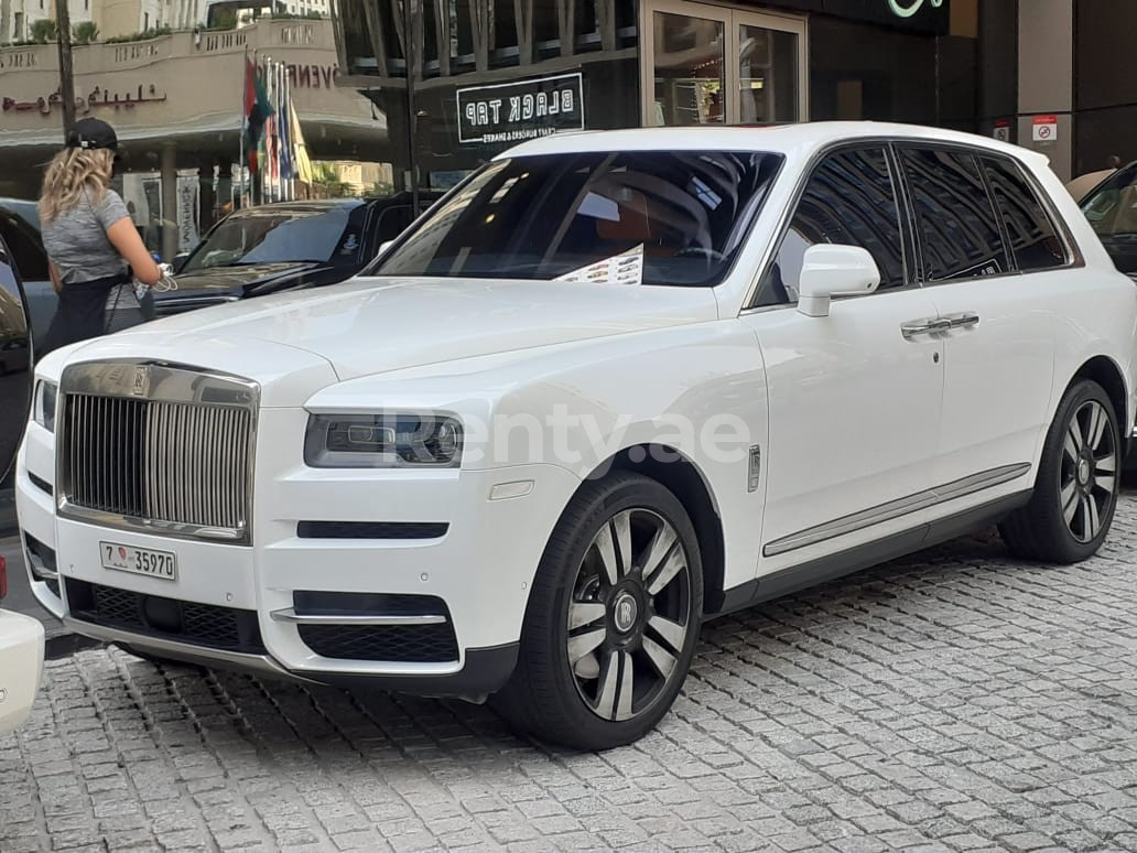 Blanc Rolls Royce Cullinan en location à Sharjah 0