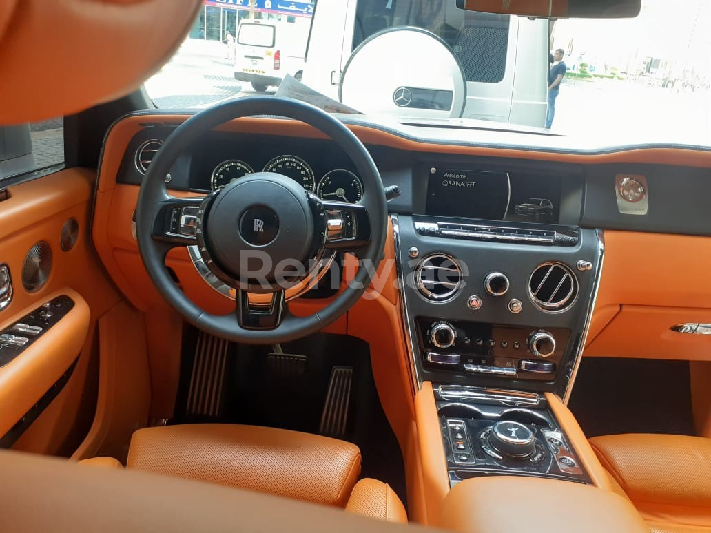 أبيض Rolls Royce Cullinan للإيجار في دبي 5