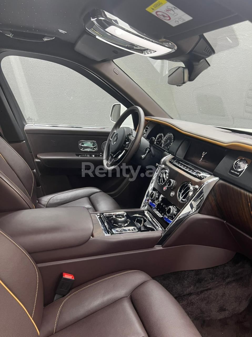 أبيض Rolls Royce Cullinan للإيجار في أبو ظبي 4