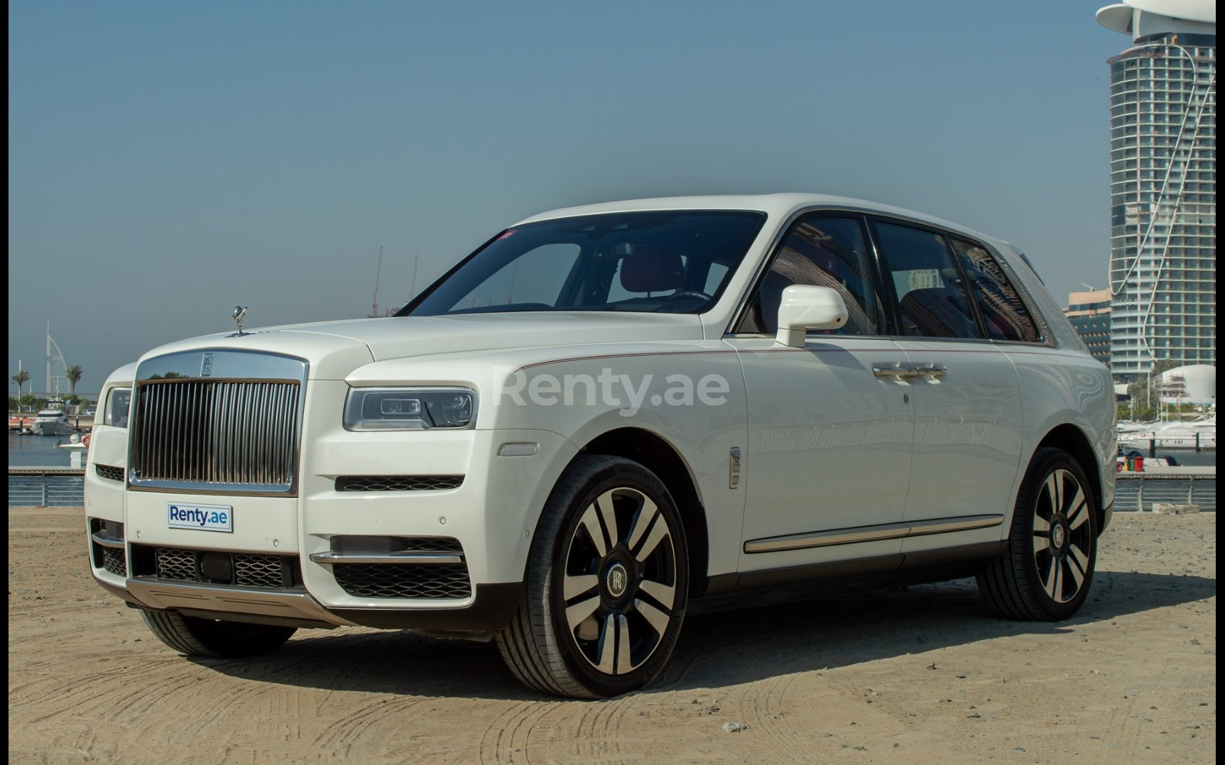 Weiß Rolls Royce Cullinan zur Miete in Sharjah