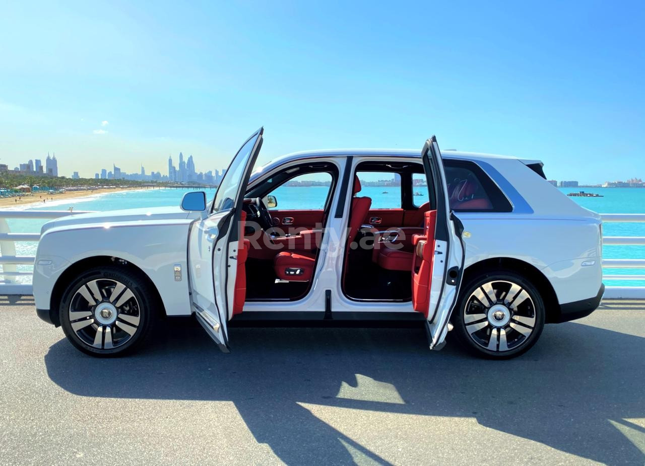 Blanco Rolls Royce Cullinan en alquiler en Sharjah 3