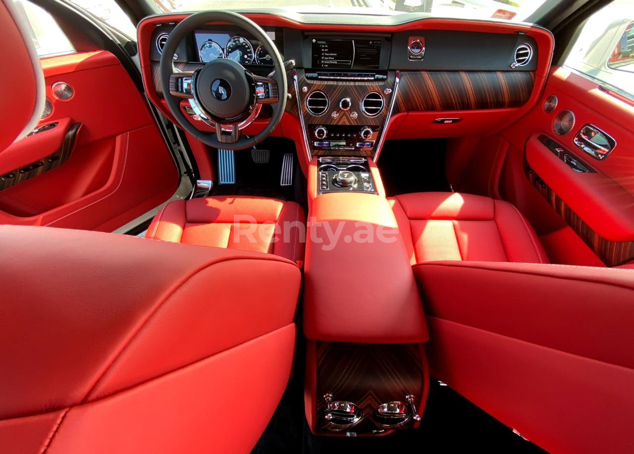 أبيض Rolls Royce Cullinan للإيجار في دبي 8