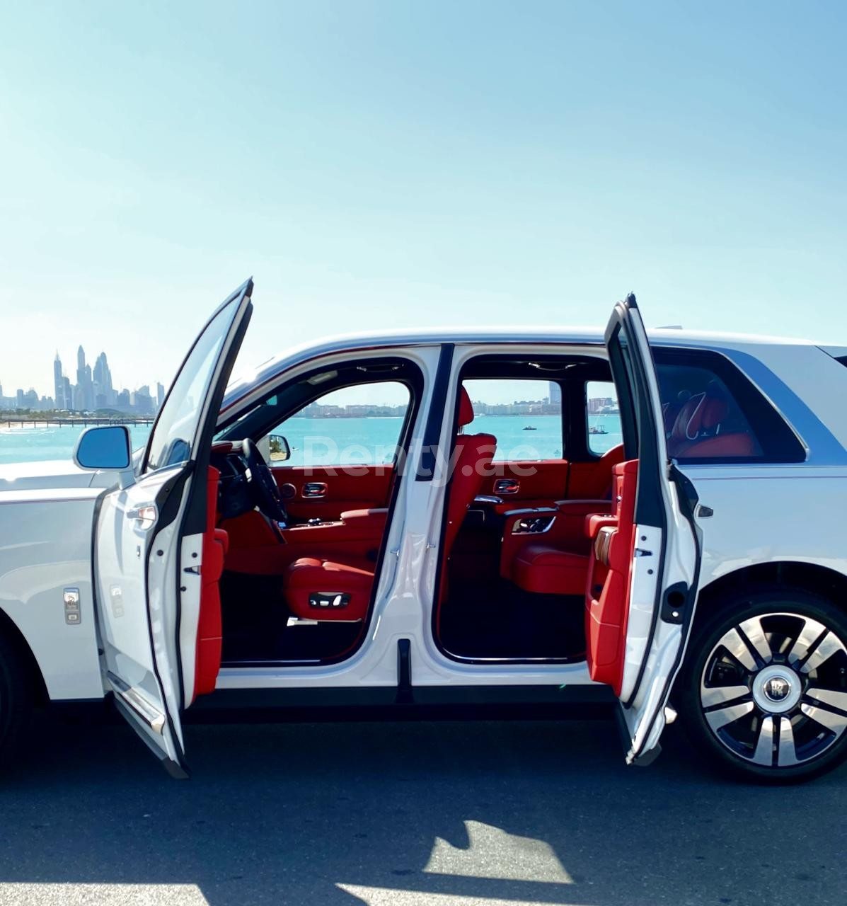 Blanco Rolls Royce Cullinan en alquiler en Sharjah 9