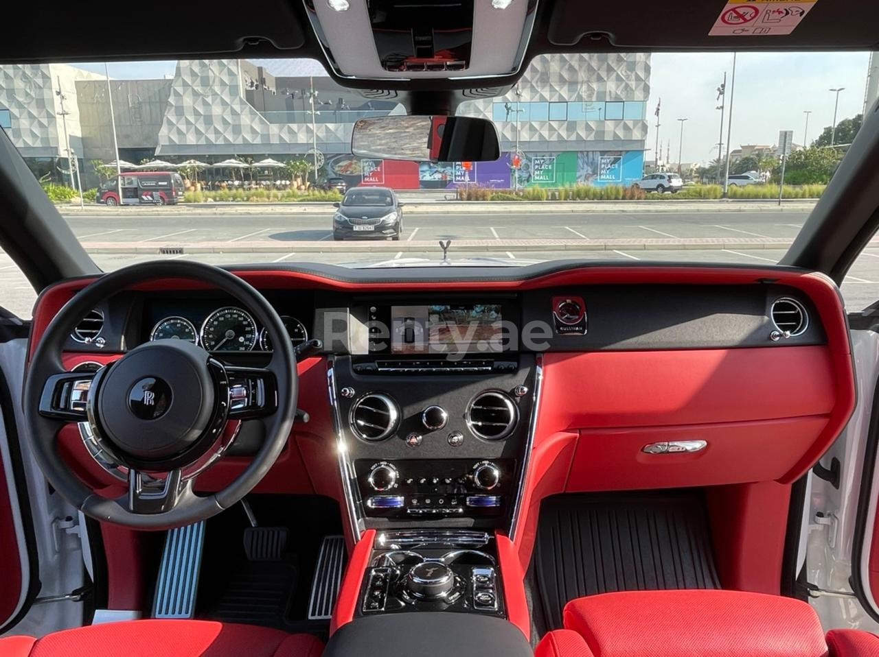 Blanc Rolls Royce Cullinan en location à Abu-Dhabi 3