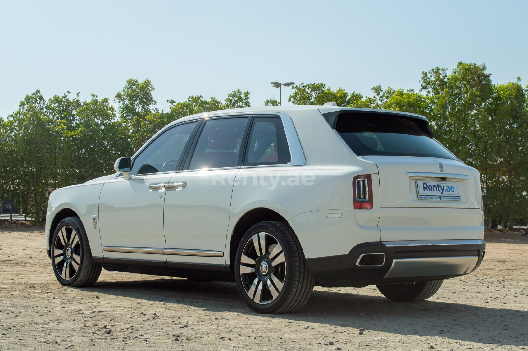 Blanc Rolls Royce Cullinan en location à Dubai 1